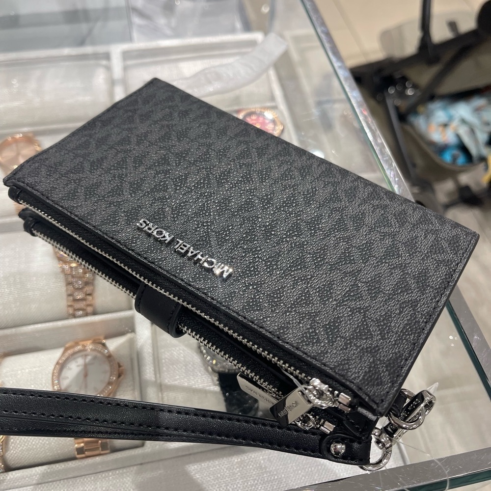 MICHAEL KORS Jet Set Logo Lg Smartphone Double Zip Wallet Wallet Phon
Black 
NWT